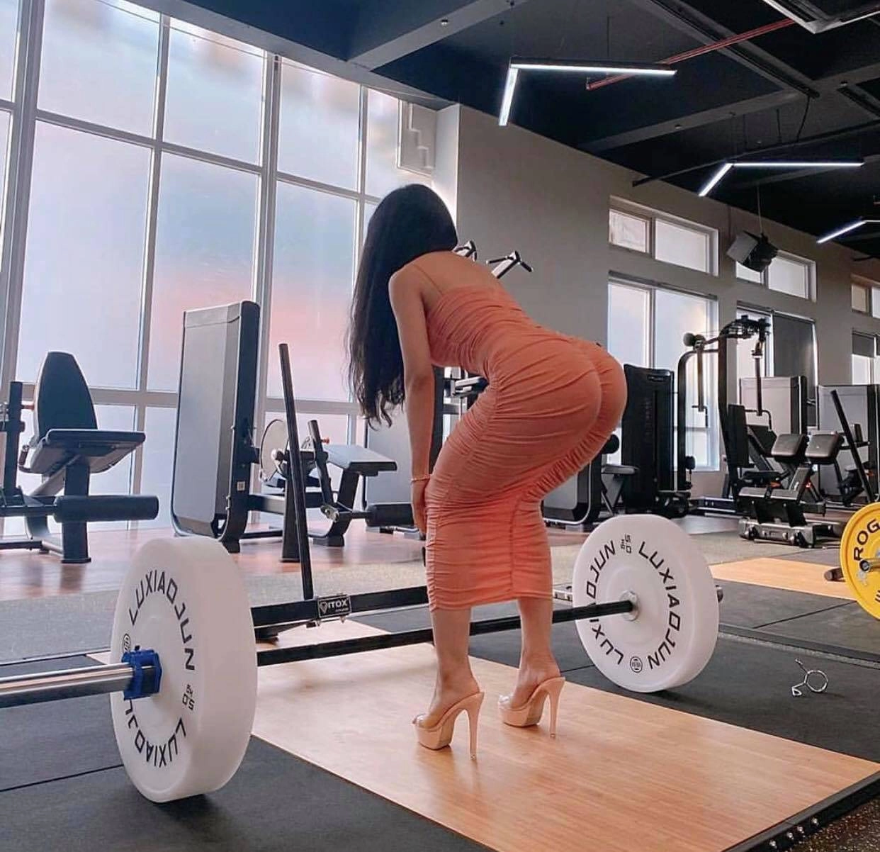 Mặc đồ bơi đi tập gym 2 cô gái dáng đẹp như siêu mẫu gây khó hiểu - 3