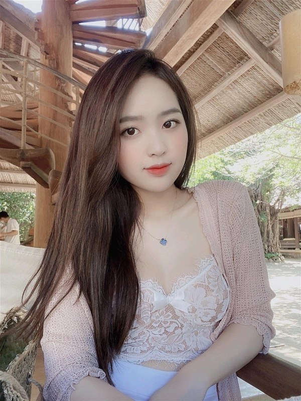 Mặc kệ cái lạnh hot girl diện quần ngắn chẳng tày gang đi xem bóng đá - 9