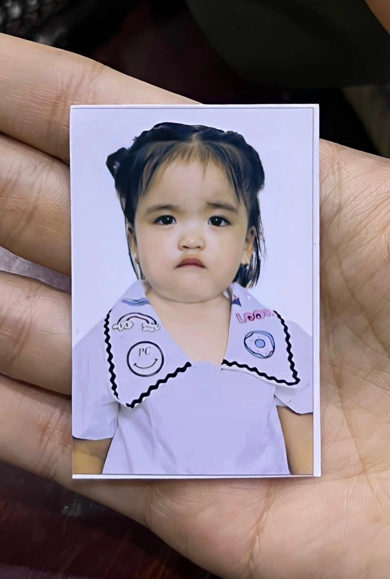 Mạc văn khoa dặn con gái nghiêm túc chụp ảnh thẻ biểu cảm của bé làm tất cả nín cười - 1