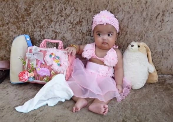 Mạc văn khoa dặn con gái nghiêm túc chụp ảnh thẻ biểu cảm của bé làm tất cả nín cười - 4