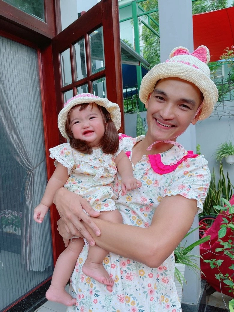 Mạc văn khoa dặn con gái nghiêm túc chụp ảnh thẻ biểu cảm của bé làm tất cả nín cười - 5