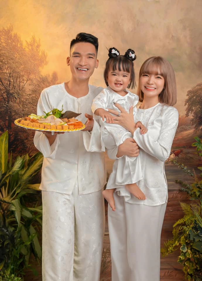 Mạc văn khoa dặn con gái nghiêm túc chụp ảnh thẻ biểu cảm của bé làm tất cả nín cười - 7