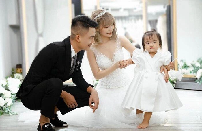 Mạc văn khoa dặn con gái nghiêm túc chụp ảnh thẻ biểu cảm của bé làm tất cả nín cười - 8
