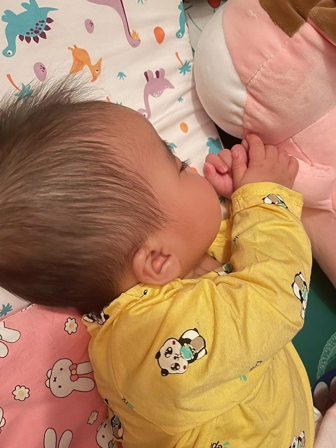 Mạc văn khoa nhận 3 đời mông lép nhưng con gái mông bự vợ hotgirl vội vàngnói giống mẹ - 11