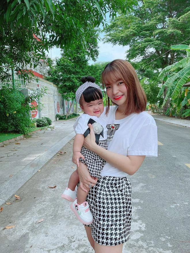 Mạc văn khoa nhận 3 đời mông lép nhưng con gái mông bự vợ hotgirl vội vàngnói giống mẹ - 12