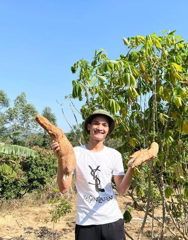 Mạc văn khoa ở sài gòn là ông chủ về quê ra vườn đào sắn trồng cây cho mẹ - 7