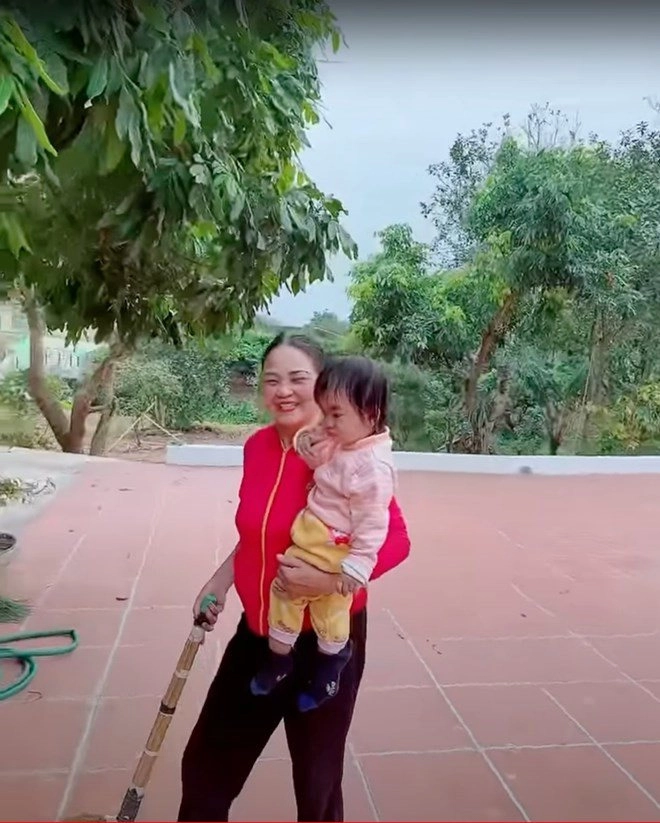 Mạc văn khoa về hải dương ăn tết con gái ăn ngủ tốt ngồi tận mâm canh bố uống rượu - 10