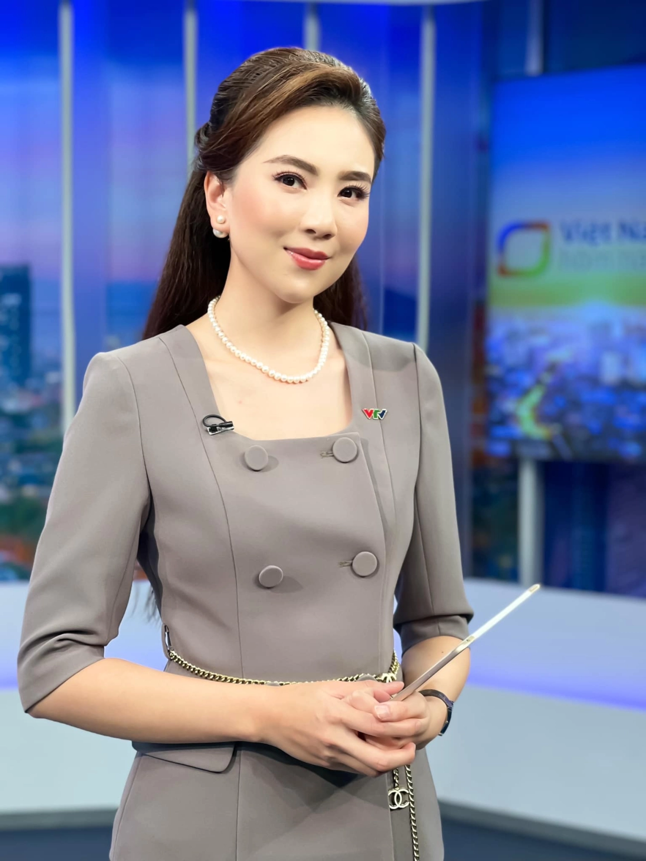 Mai ngọcdiện bratop cổ sâu hun hút khoe dáng nhưng chưa phải phần mê ly nhất - 1