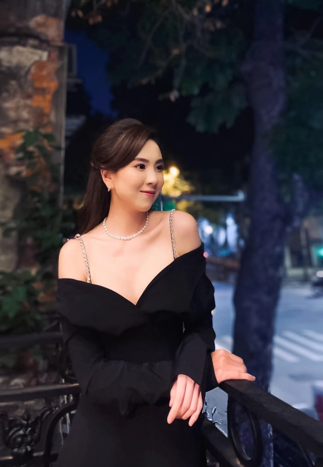 Mai ngọcdiện bratop cổ sâu hun hút khoe dáng nhưng chưa phải phần mê ly nhất - 3
