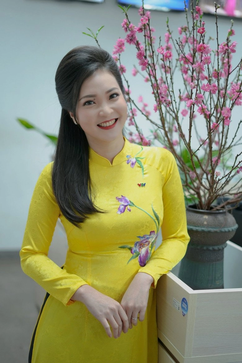 Mang bầu btv thời sự 19h phương thảo diện áo tắm khoe bụng xinh chị em ào ào xin vía bầu đẹp - 1