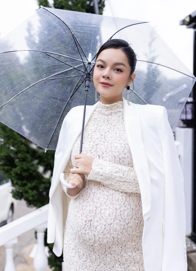 Mang bầu phạm quỳnh anh vẫn đi cao gót sang chảnh đụng hàng phượng chanel - hồ hà - 4