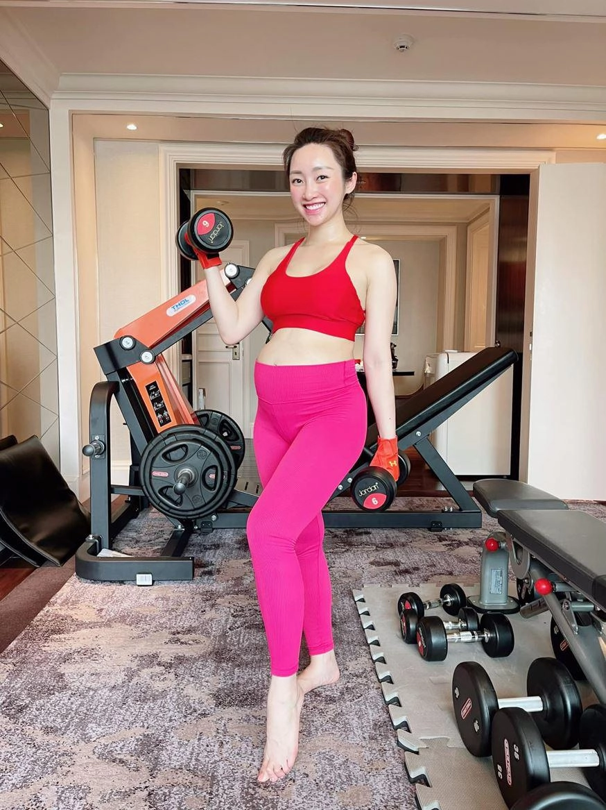 Mang thai đôi bụng to vượt mặt bà xã chi bảo tay vai vẫn thon thả nhờ 5 động tác - 4