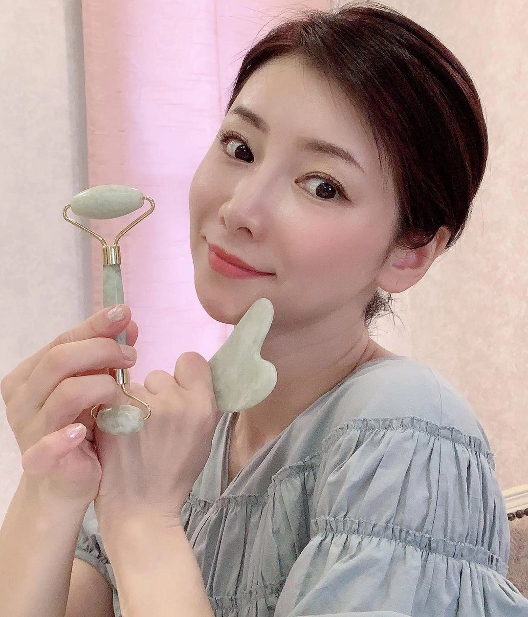 Massage với viên đá vô tri phù thủy làn da xứ nhật 52 tuổi trụ nhan không tưởng - 6
