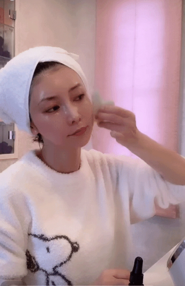 Massage với viên đá vô tri phù thủy làn da xứ nhật 52 tuổi trụ nhan không tưởng - 15