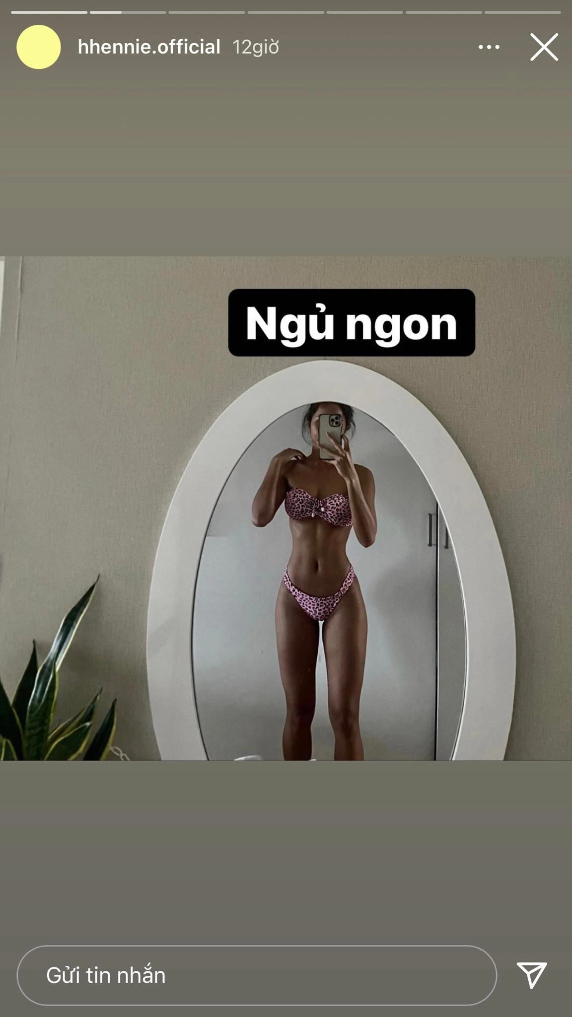 Mất ngủ với tấm hình mặc áo tắm khoe dáng trước gương của hoa hậu người ê đê - 1