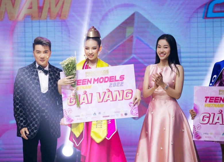 Mẫu nhí 13 tuổi cao 1m68 đạt giải vàng teen models bà trùm hoa hậu chúc mừng midu - võ hoàng yến nức nở - 1