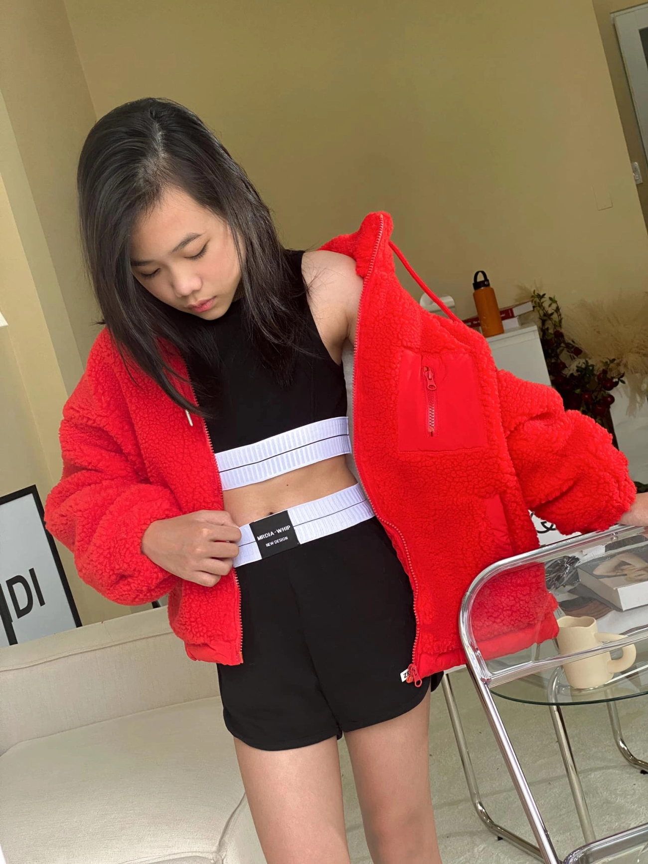 Mẫu nhí việt 11 tuổi catwalk thần sầutại thượng hải thích mặc croptop đeo túi như ngọc trinh - 13