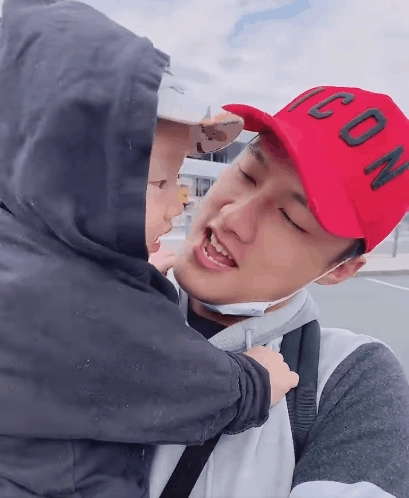 Mẫu nữ mặc đẹp nhưng bị bơ mạc hồng quân chỉ chăm ôm hôn con sau 8 tháng không gặp - 2