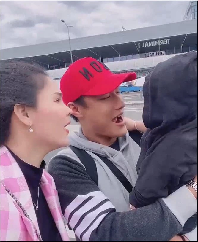 Mẫu nữ mặc đẹp nhưng bị bơ mạc hồng quân chỉ chăm ôm hôn con sau 8 tháng không gặp - 5