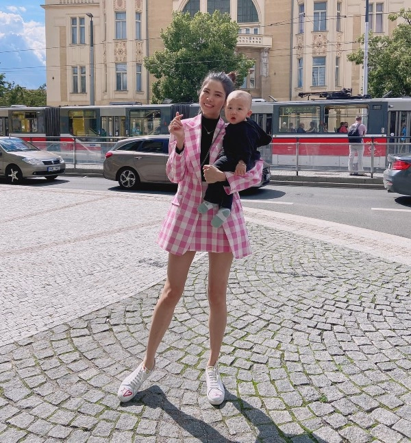 Mẫu nữ mặc đẹp nhưng bị bơ mạc hồng quân chỉ chăm ôm hôn con sau 8 tháng không gặp - 6