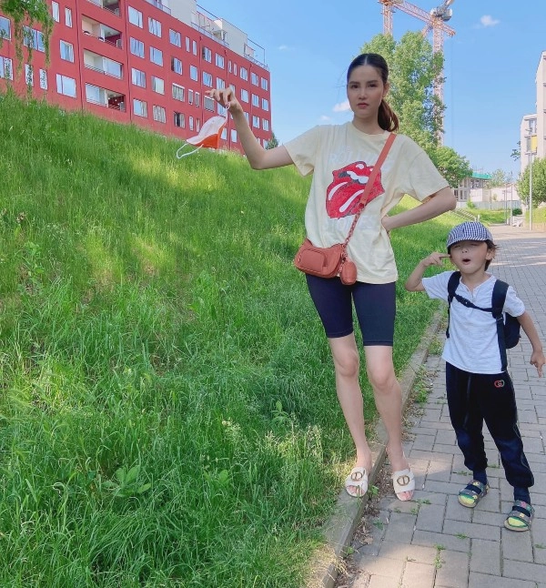 Mẫu nữ mặc đẹp nhưng bị bơ mạc hồng quân chỉ chăm ôm hôn con sau 8 tháng không gặp - 9