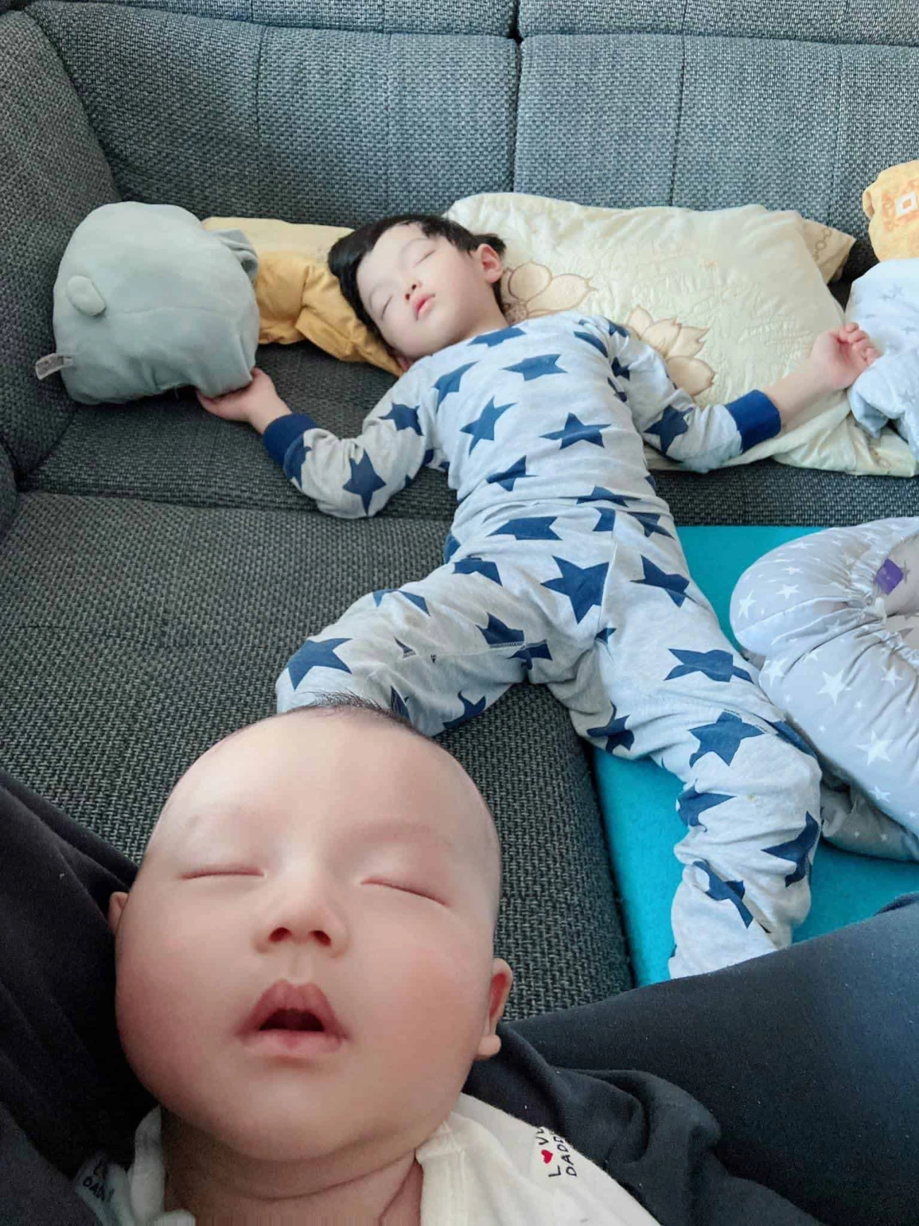 Mẫu nữ mặc đẹp nhưng bị bơ mạc hồng quân chỉ chăm ôm hôn con sau 8 tháng không gặp - 10