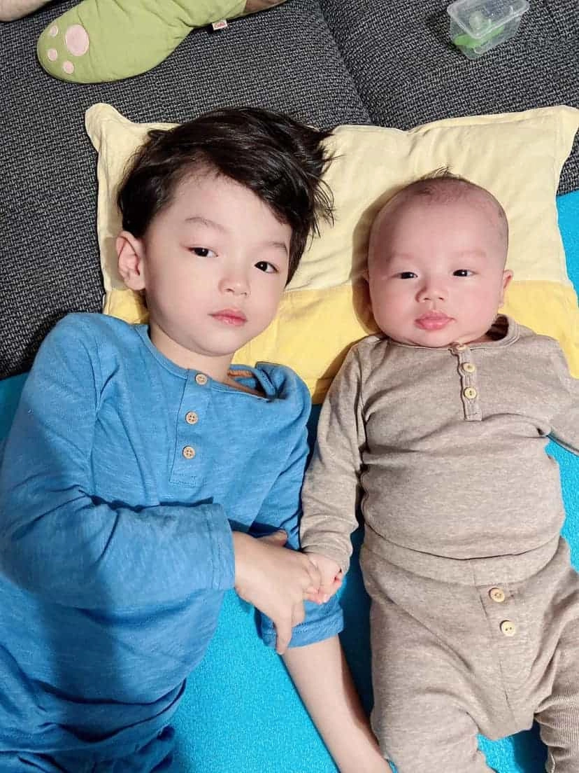 Mẫu nữ mặc đẹp nhưng bị bơ mạc hồng quân chỉ chăm ôm hôn con sau 8 tháng không gặp - 11