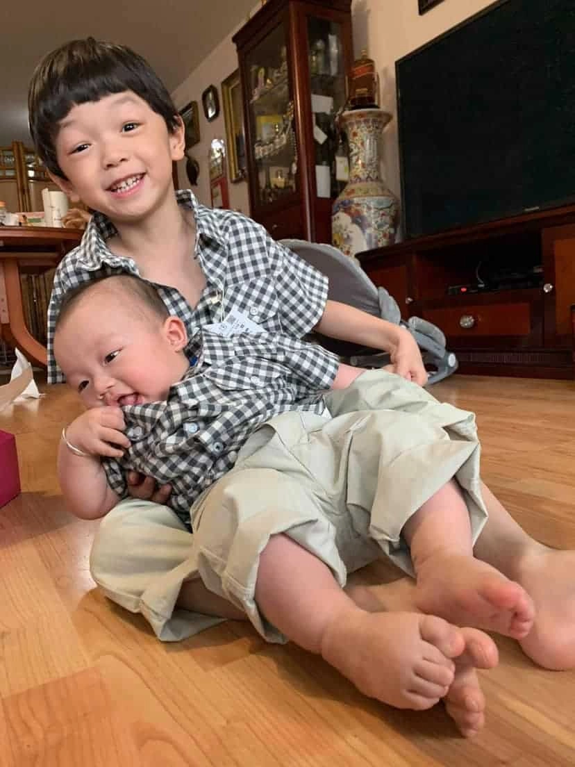 Mẫu nữ mặc đẹp nhưng bị bơ mạc hồng quân chỉ chăm ôm hôn con sau 8 tháng không gặp - 12