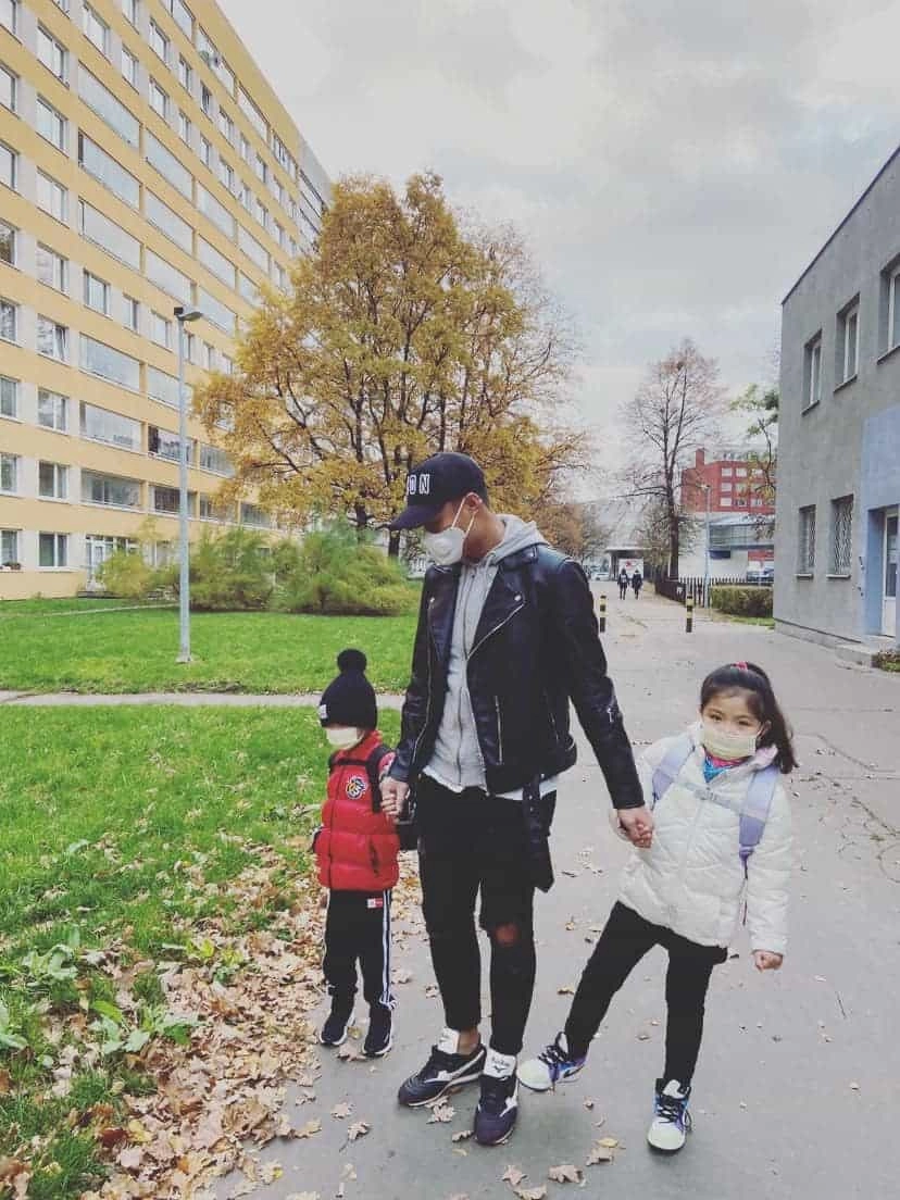 Mẫu nữ mặc đẹp nhưng bị bơ mạc hồng quân chỉ chăm ôm hôn con sau 8 tháng không gặp - 15