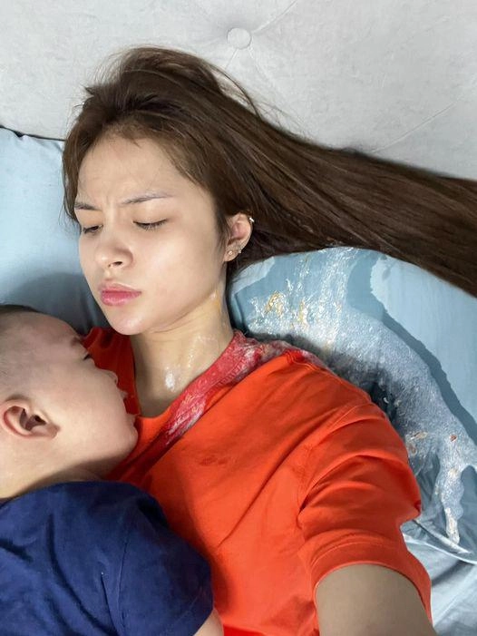 Mẫu nữ nóng bỏng sinh 2 con với đỗ duy nam nửa đêm ôm con viết tâm sự xót lòng - 1