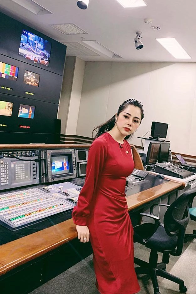 Mc gợi cảm nhất vtv từng mê đặng văn lâm giờ yêu trai tân kém tuổi con gái lớn xinh như chị em với mẹ - 2