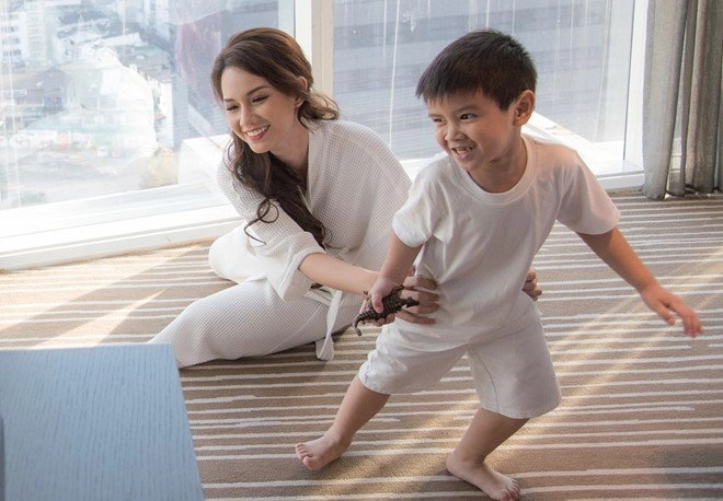 Mc quỳnh chi hiếm hoi khoe cảnh con trai sống ở mỹ cùng ba nhìn con lớn thấy kì lạ - 9