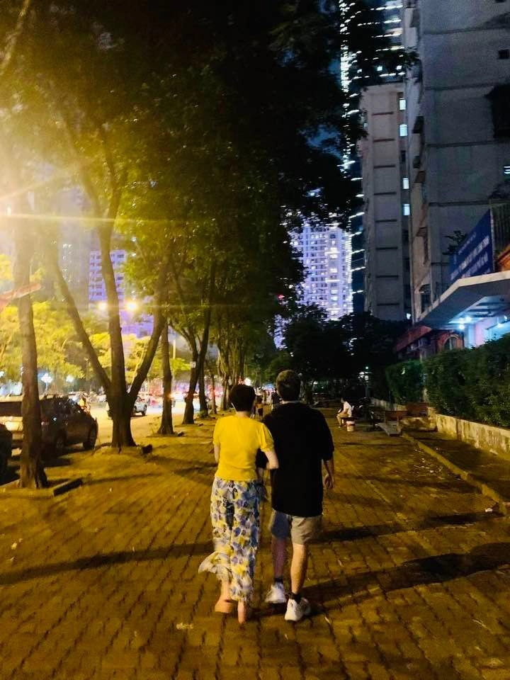 Mc thảo vân khoác tay một người đàn ông áo đen đầy tình cảm hóa ra là con trai nsnd công lý - 2