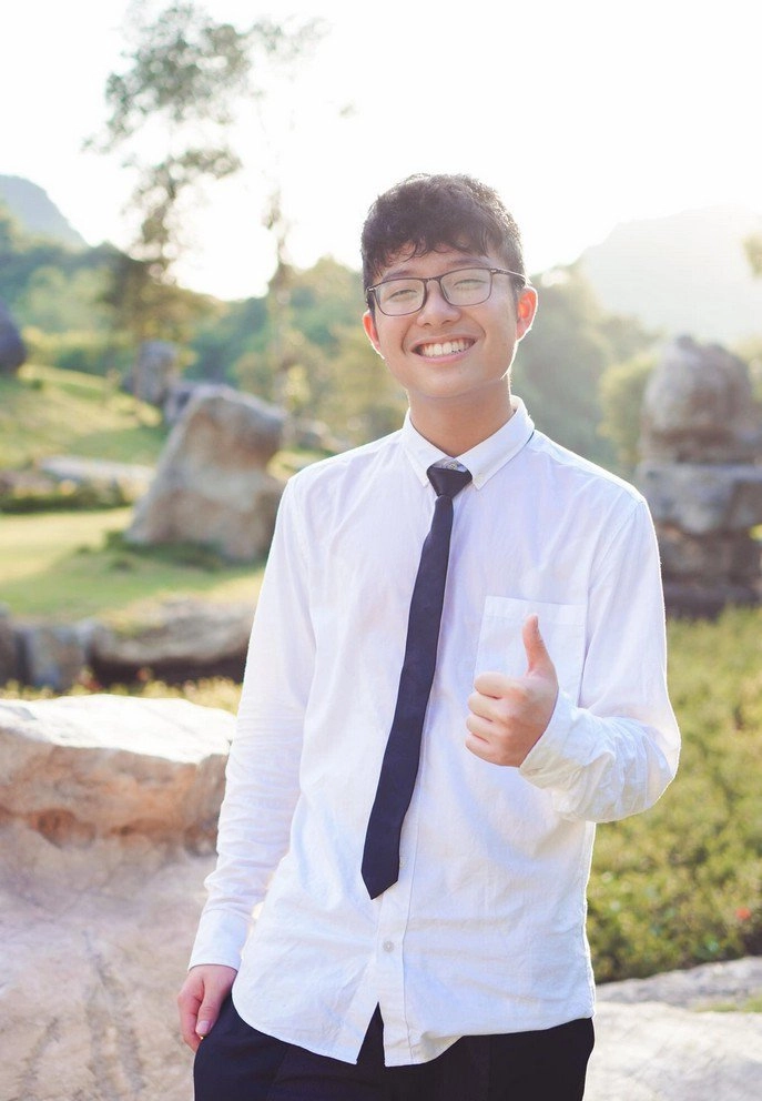 Mc thảo vân khoác tay một người đàn ông áo đen đầy tình cảm hóa ra là con trai nsnd công lý - 4