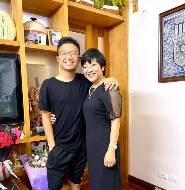 Mc thảo vân khoác tay một người đàn ông áo đen đầy tình cảm hóa ra là con trai nsnd công lý - 7