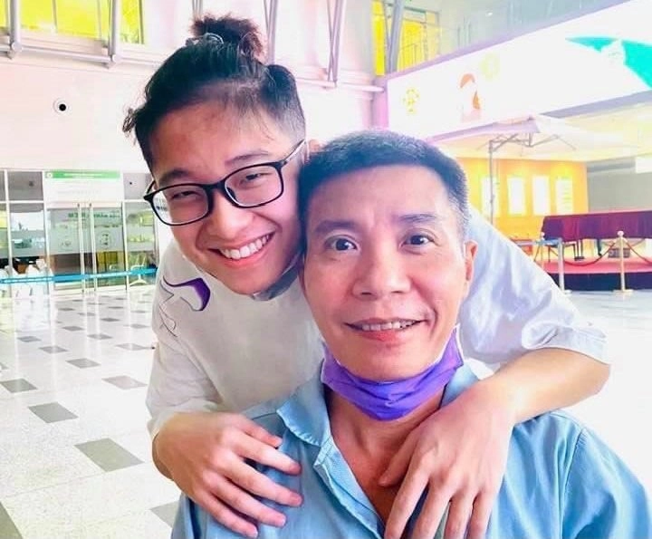 Mc thảo vân khoác tay một người đàn ông áo đen đầy tình cảm hóa ra là con trai nsnd công lý - 10