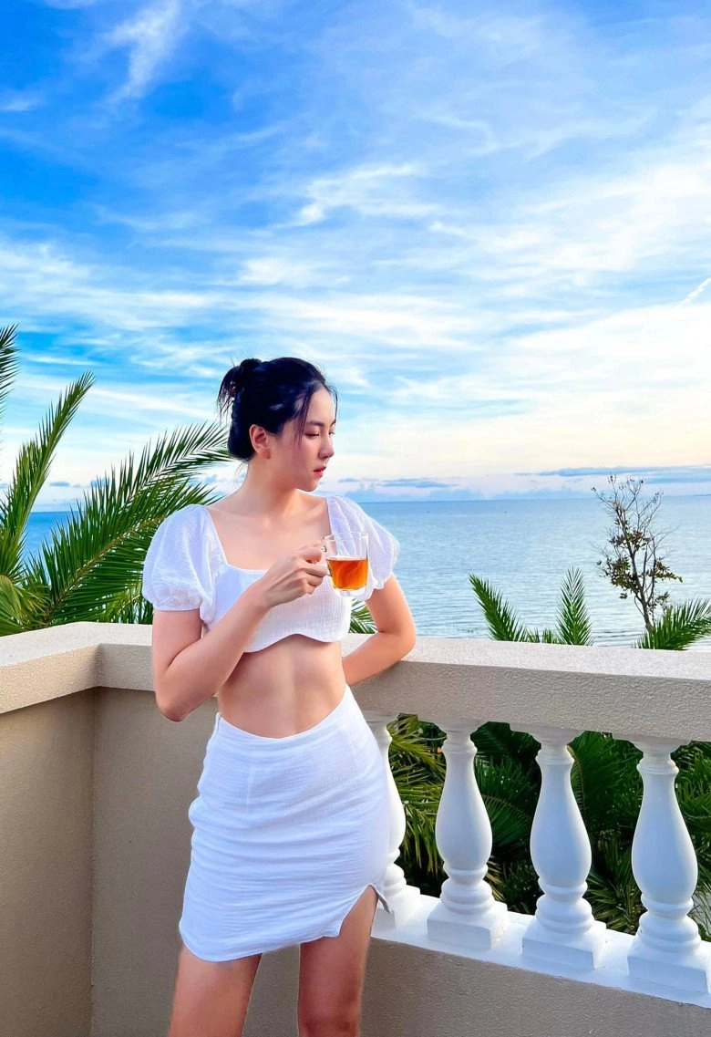 Mc thời sự có vòng eo nhỏ nhất vtv phá lệ kín đáo đi chơi diện áo quyến rũ - 1