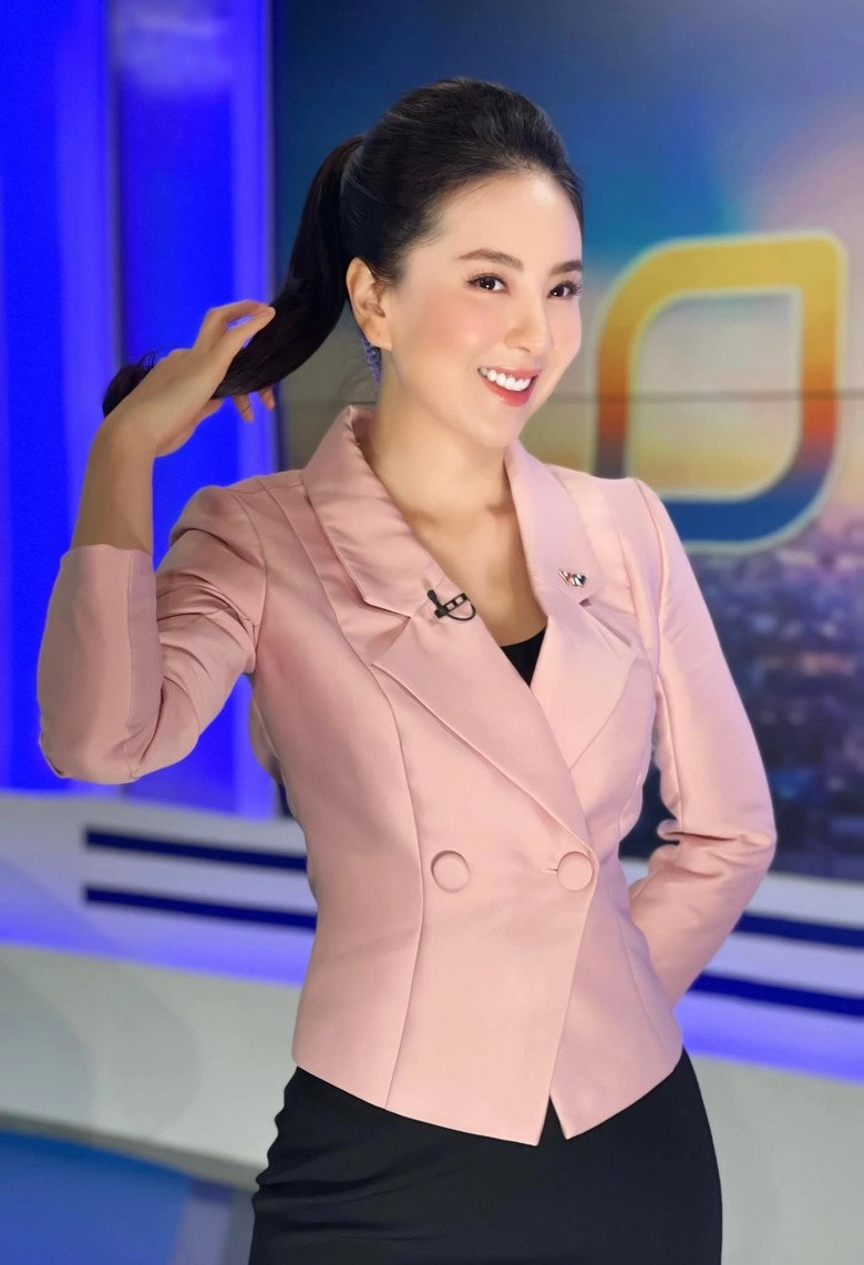 Mc thời sự có vòng eo nhỏ nhất vtv phá lệ kín đáo đi chơi diện áo quyến rũ - 10