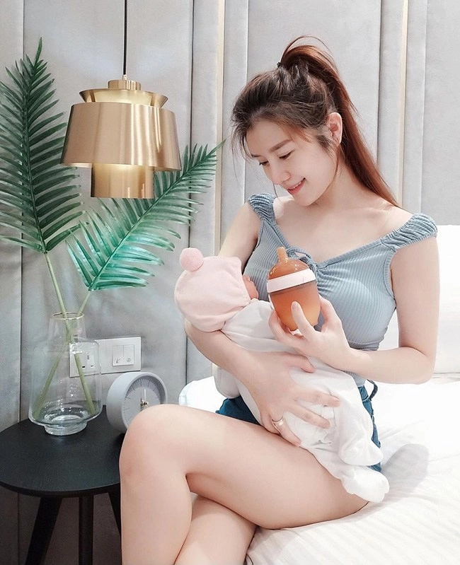 Mẹ 2 con có vóc dáng đẹp ảnh cho con bú ai cũng xuýt xoa chồng thật có phước - 14