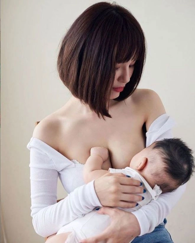 Mẹ 3 con quá gợi cảm con tuổi thiếu niên cũng tự tin vén áo cho bú nơi đông người - 2