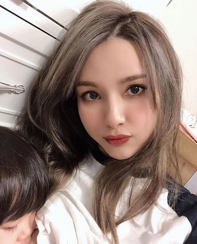 Mẹ 3 con quá gợi cảm con tuổi thiếu niên cũng tự tin vén áo cho bú nơi đông người - 3