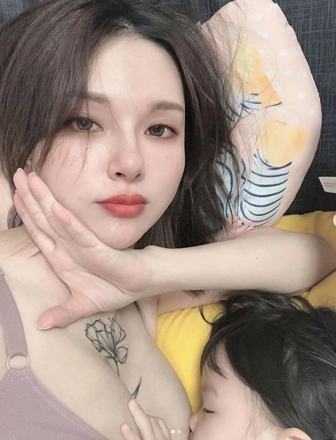 Mẹ 3 con quá gợi cảm con tuổi thiếu niên cũng tự tin vén áo cho bú nơi đông người - 5