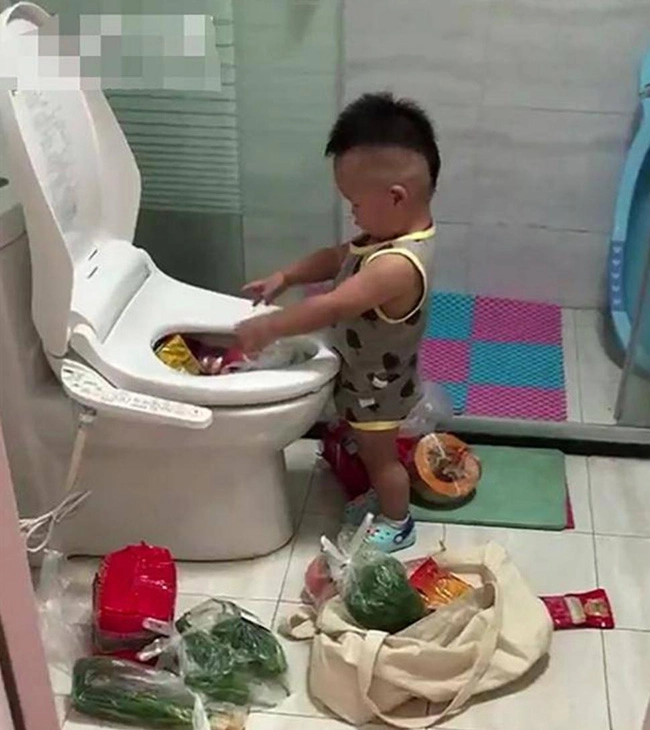 Mẹ bận nấu ăn để con 2 tuổi tự chơi cảnh tượng trong phòng vệ sinh khiến mẹ câm nín - 1