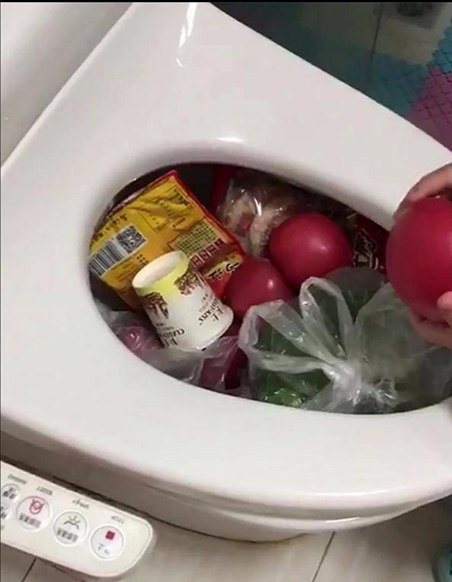 Mẹ bận nấu ăn để con 2 tuổi tự chơi cảnh tượng trong phòng vệ sinh khiến mẹ câm nín - 2