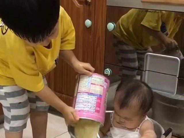 Mẹ bận nấu ăn để con 2 tuổi tự chơi cảnh tượng trong phòng vệ sinh khiến mẹ câm nín - 7