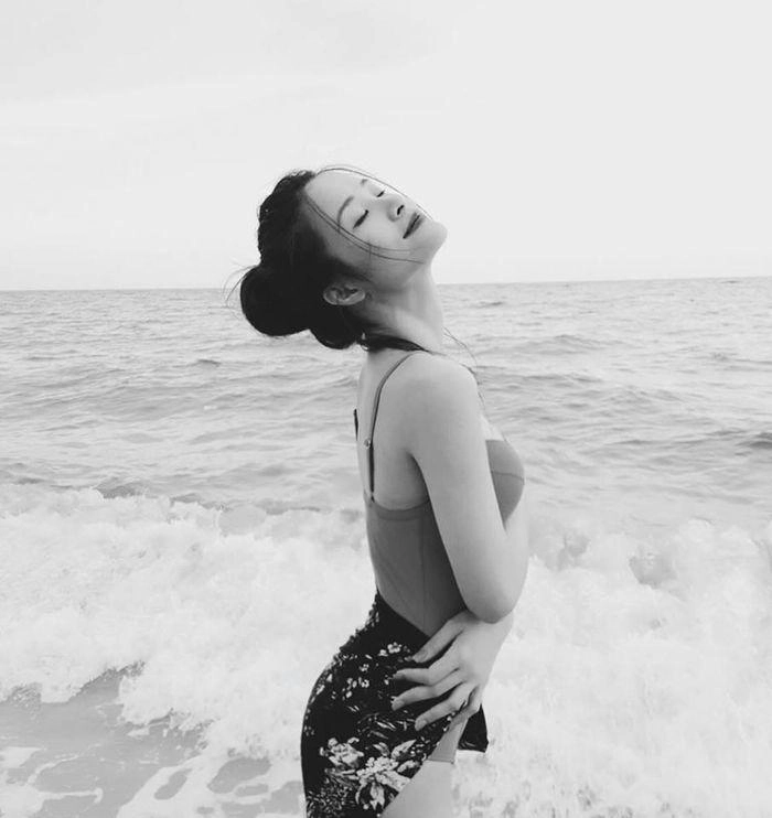 Mẹ bỉm hot nhất vbiz kéo trễ quần biến tấu áo tắm nửa kín nửa hở phóng khoángchẳng kém ngọc trinh - 8