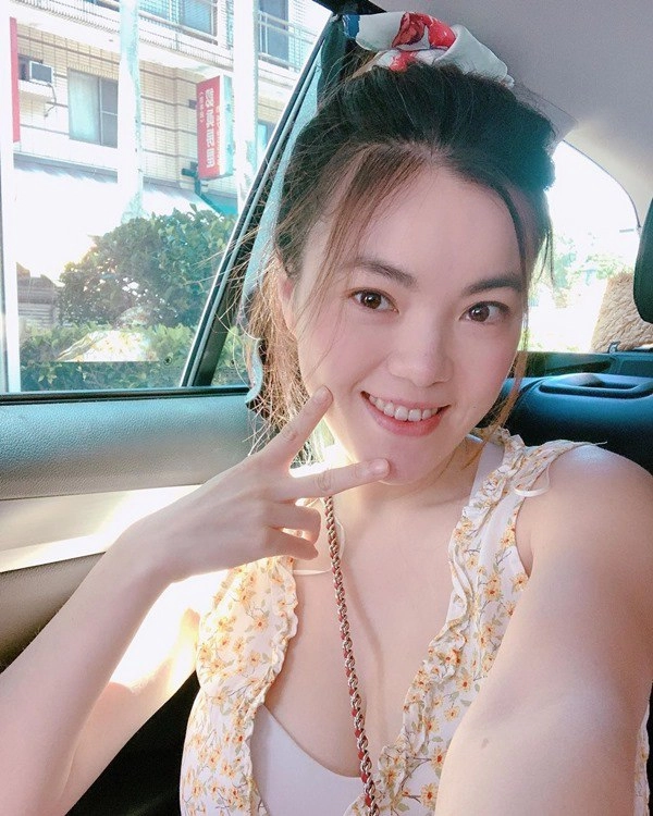 Mẹ bỉm sữa khiến hành khách nóng mặt cảnh cúi người chăm con hớ hênh vòng 1 - 6