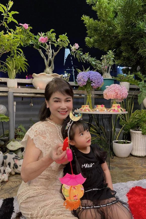 Mẹ chồng diệp lâm anh xinh đẹp diện đồ hiệu sang chảnh hơn con dâu - 6