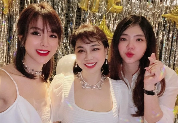 Mẹ chồng diệp lâm anh xinh đẹp diện đồ hiệu sang chảnh hơn con dâu - 8