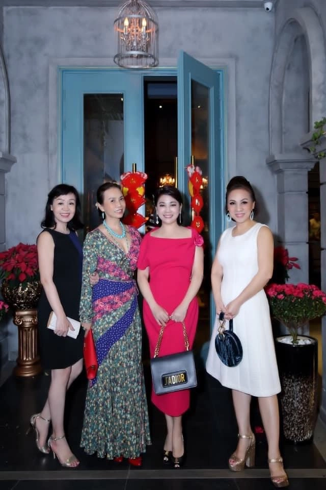 Mẹ chồng diệp lâm anh xinh đẹp diện đồ hiệu sang chảnh hơn con dâu - 23